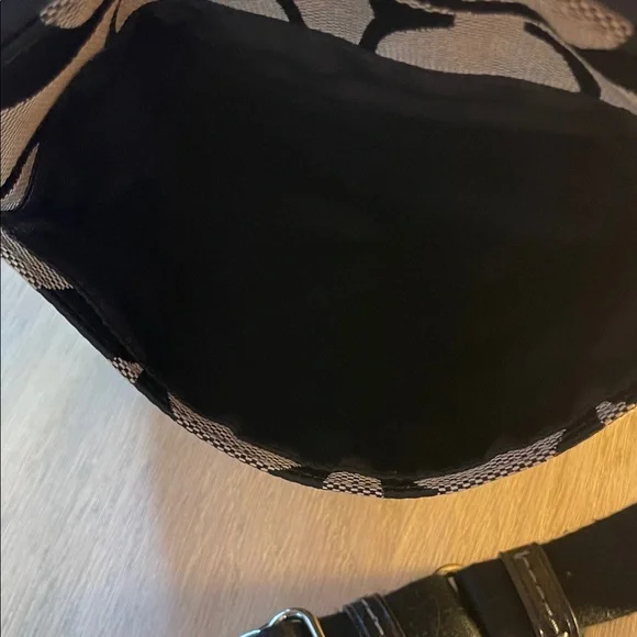 💙 Coach Signature Black and Tan Shoulder Bag - Picture 9 of 13